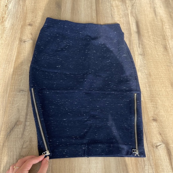 Aritzia bodycon skirt - Picture 2 of 3